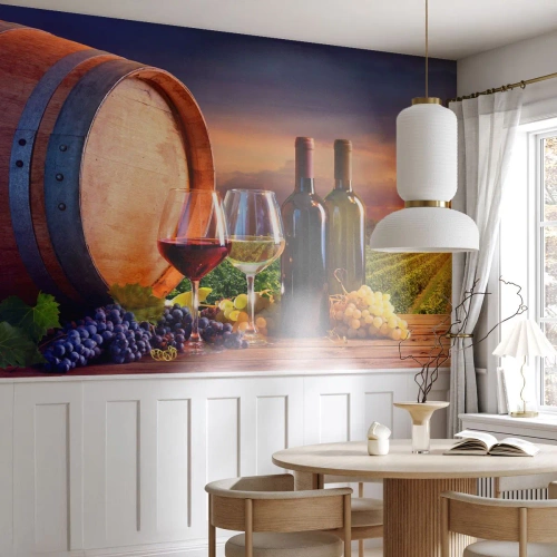 Fotobehang Premium Sand - Het leven smaakt hier - Wijngaard, Wijnvat, Druif - 400x280 cm