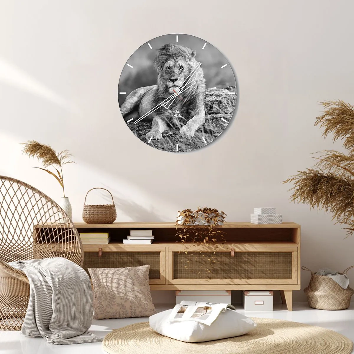 Wandklok - Klok - Een leeuw in een majestueuze pose tegen de achtergrond van de wilde natuur - 30x30cm - Koninklijke siësta - Moderne wanddecoratie voor woonkamer, keuken en slaapkamer ARTTOR