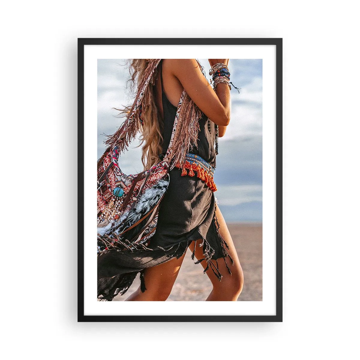 Poster in een zwarte lijst - Boho-styling tegen een woestijnlandschap - 50x70cm - Het meisje van de sjamaan - Moderne wanddecoratie voor woonkamer en slaapkamer ARTTOR
