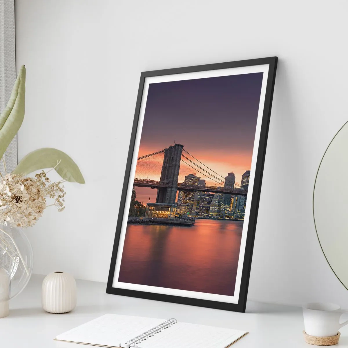 Poster in een zwarte lijst - Brooklyn Bridge 's nachts met de verlichte stad op de achtergrond - 50x70cm - Ondergedompeld in lila stilte - Moderne wanddecoratie voor woonkamer en slaapkamer ARTTOR