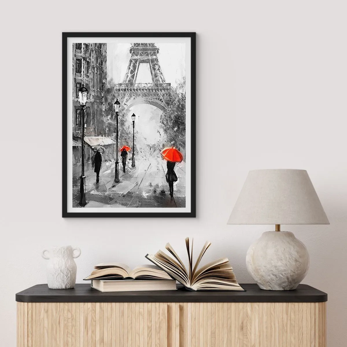 Poster in een zwarte lijst - Zwart-witte Eiffeltoren met rode paraplu's in de regen - 50x70cm - Alle wegen leiden naar haar - Moderne wanddecoratie voor woonkamer en slaapkamer ARTTOR