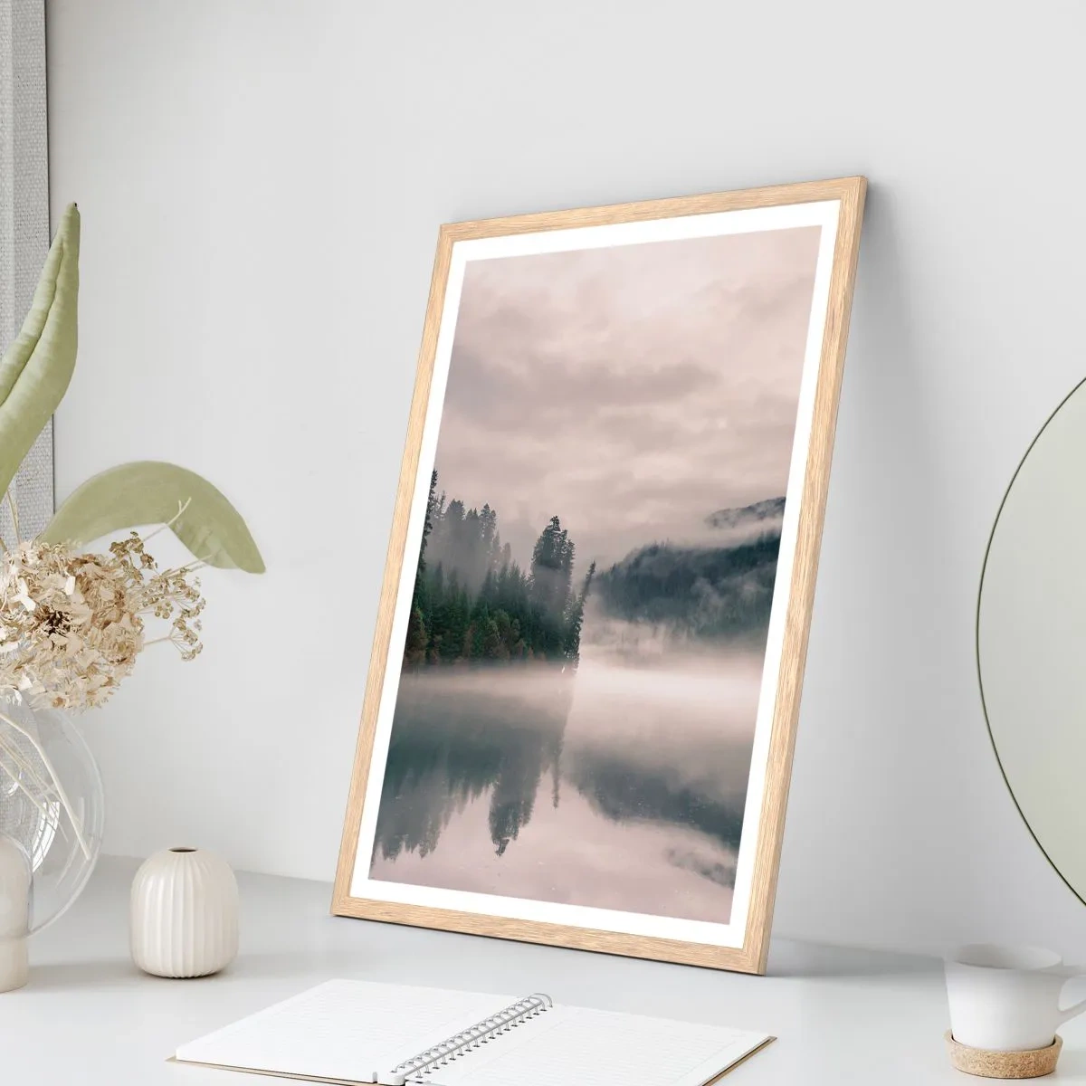 Een poster in een licht eiken lijst - In reflectie, in de mist - 61x91 cm