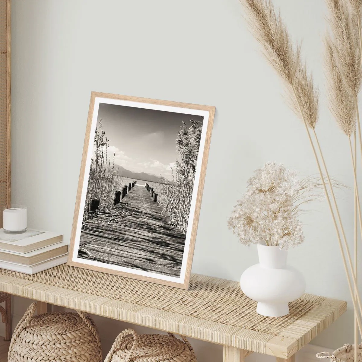 Een poster in een licht eiken lijst - In de stilte van het gras - 61x91 cm