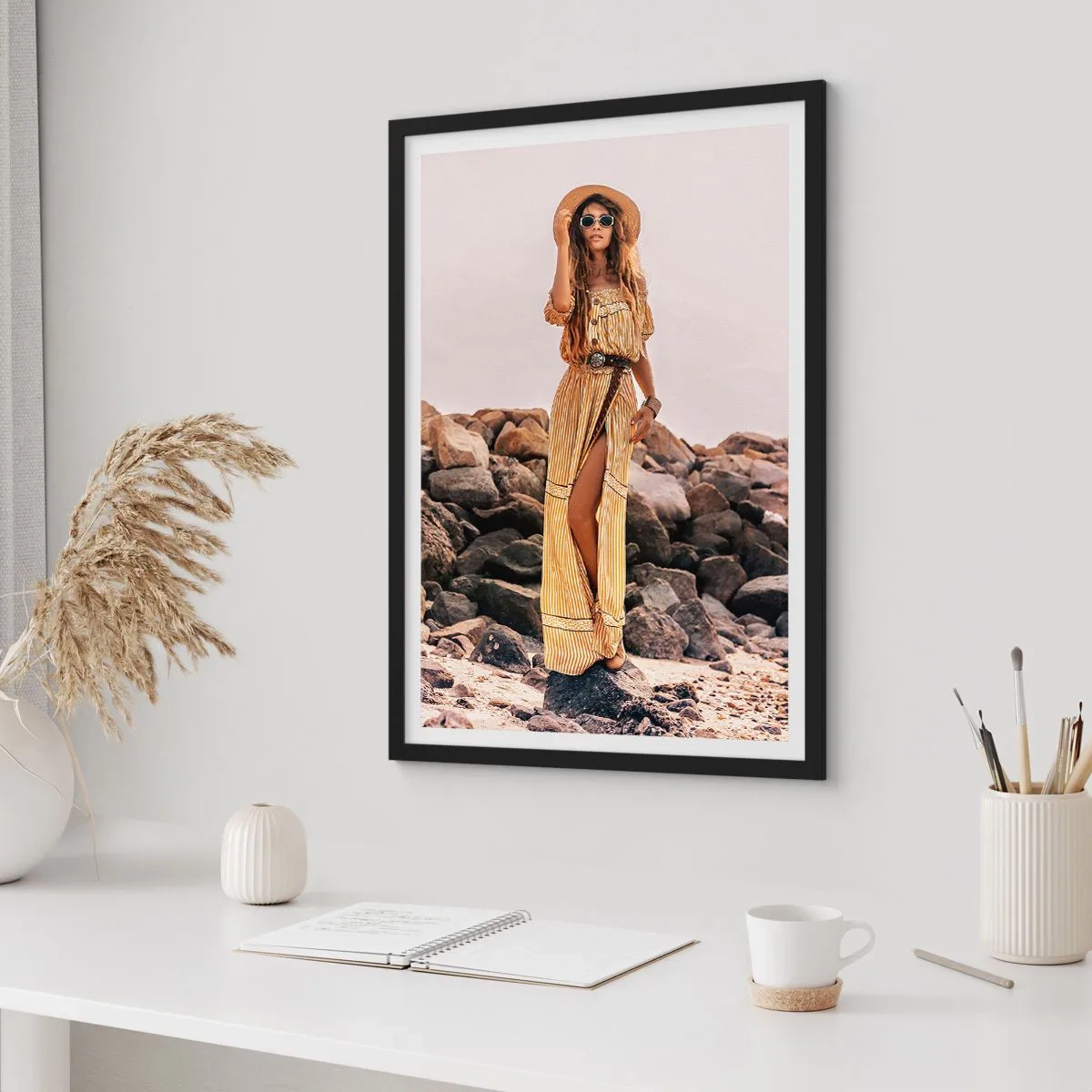 Poster in een zwarte lijst - Stijlvolle vrouw in een boho-jurk tegen een rotsachtige achtergrond - 50x70cm - De magie van stenen - Moderne wanddecoratie voor woonkamer en slaapkamer ARTTOR