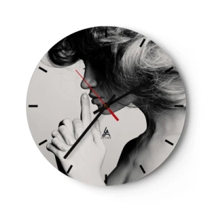 Wandklok - Klok - Zwart-witfoto van een vrouw met haar vinger op haar lippen - 30x30cm - Luisteren naar zichzelf - Moderne wanddecoratie voor woonkamer, keuken en slaapkamer ARTTOR