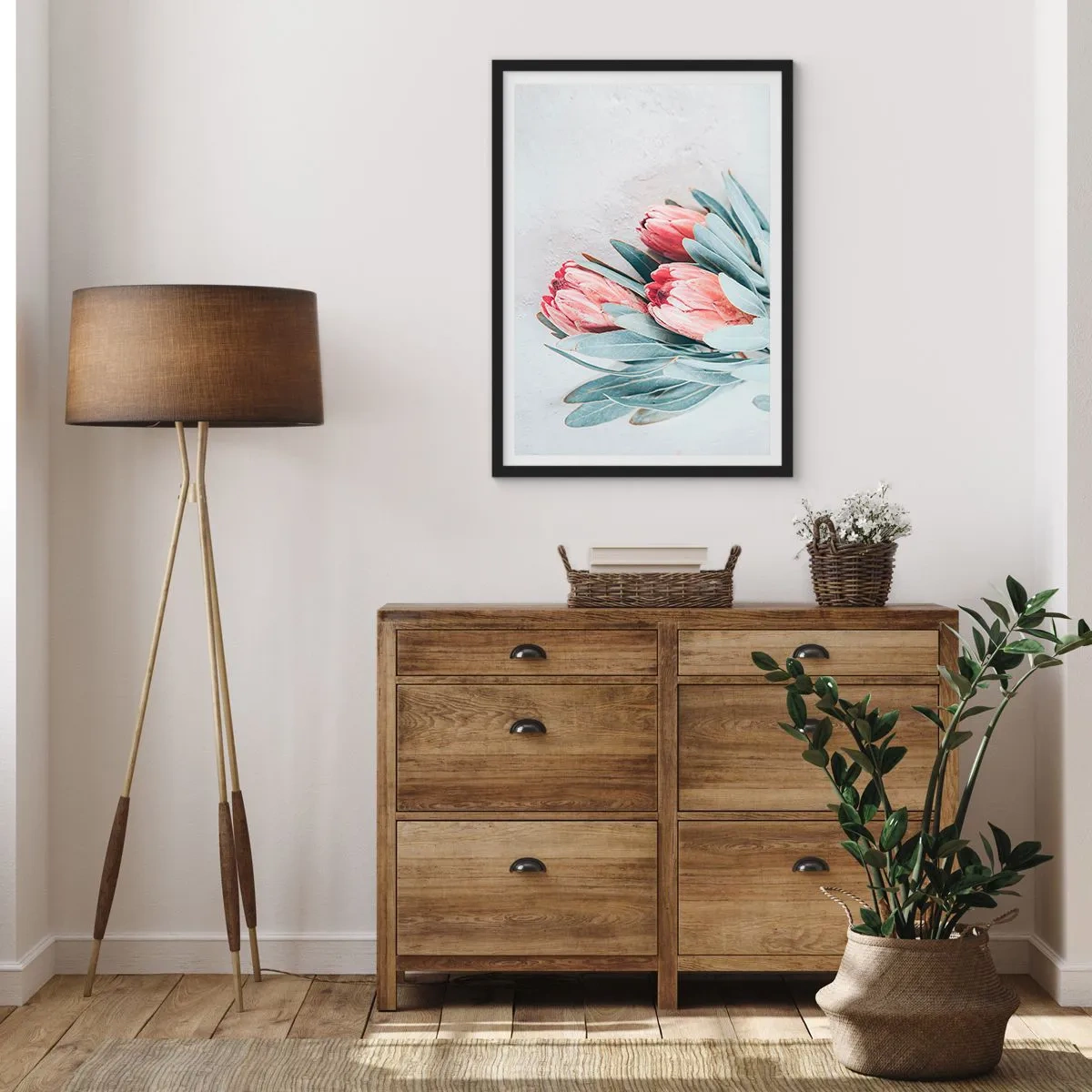 Poster in een zwarte lijst - Een subtiele compositie van proteabloemen op een lichte achtergrond - 50x70cm - Schaamt zich voor hun eigen schoonheid - Moderne wanddecoratie voor woonkamer en slaapkamer ARTTOR