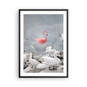 Poster in een zwarte lijst - Een roze flamingo omringd door witte vogels tegen de lucht - 50x70cm - Hoe ben ik hier terecht gekomen? - Moderne wanddecoratie voor woonkamer en slaapkamer ARTTOR