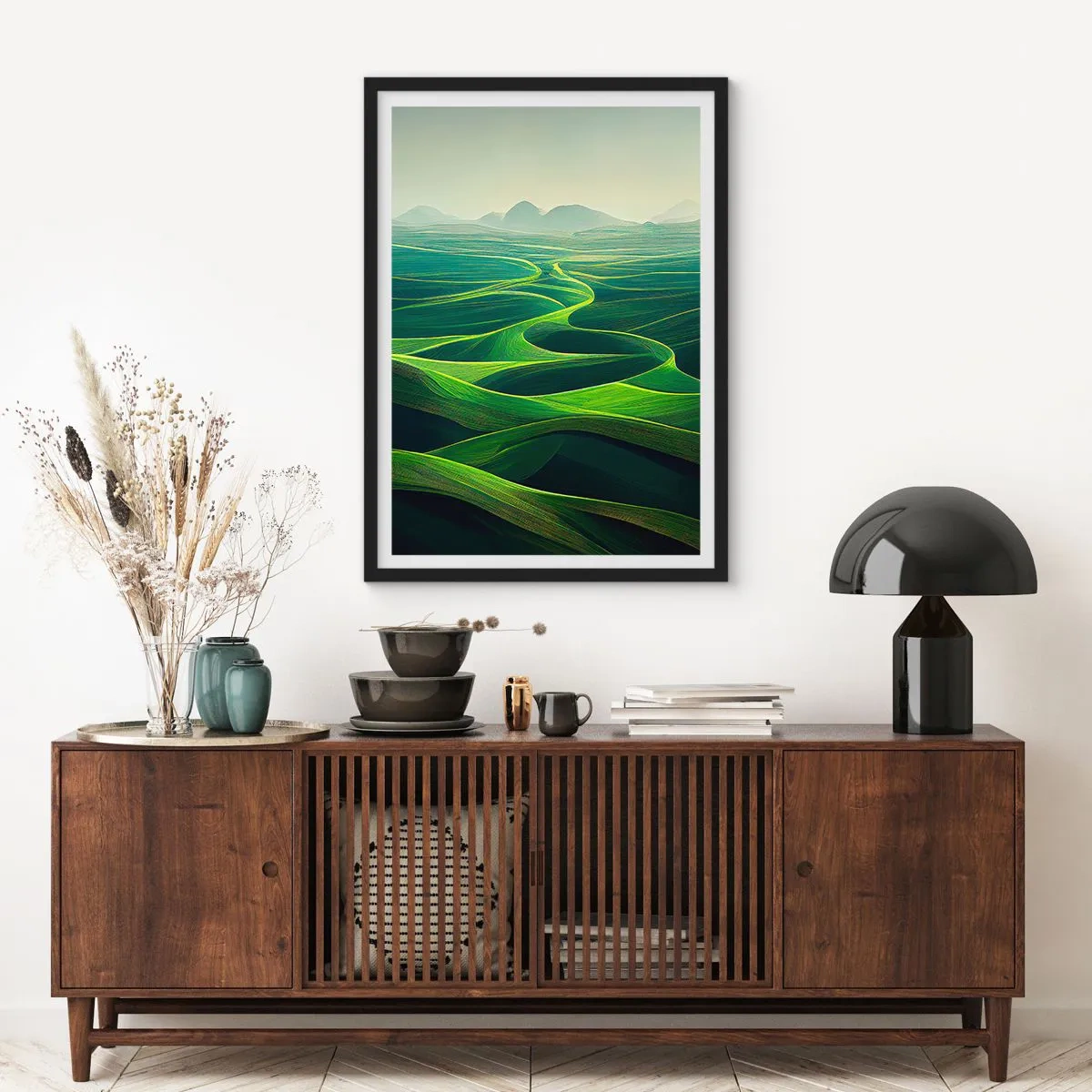 Poster in een zwarte lijst - Groene glooiende velden met uitzicht op de bergen - 50x70cm - In de groene dalen - Moderne wanddecoratie voor woonkamer en slaapkamer ARTTOR