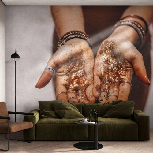 Fotobehang Premium Sand - Een cadeau voor jou - Dameshanden, Boho, Goud - 400x280 cm