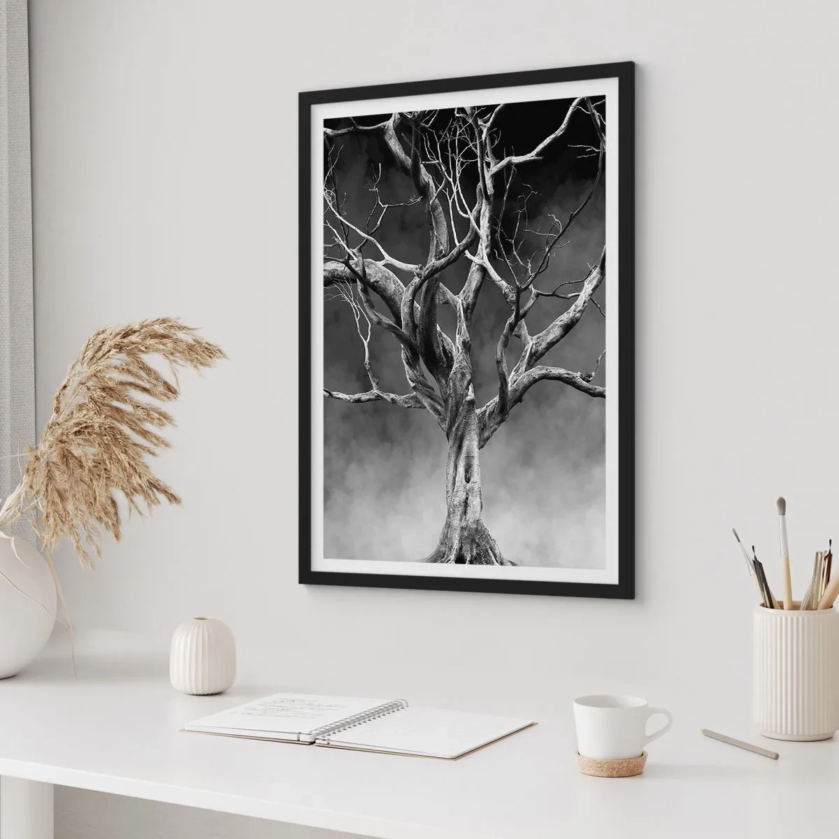 Poster in een zwarte lijst - Zwart-witbeeld van een boom tegen een achtergrond van mist - 50x70cm - Oorspronkelijk en heilig - Moderne wanddecoratie voor woonkamer en slaapkamer ARTTOR
