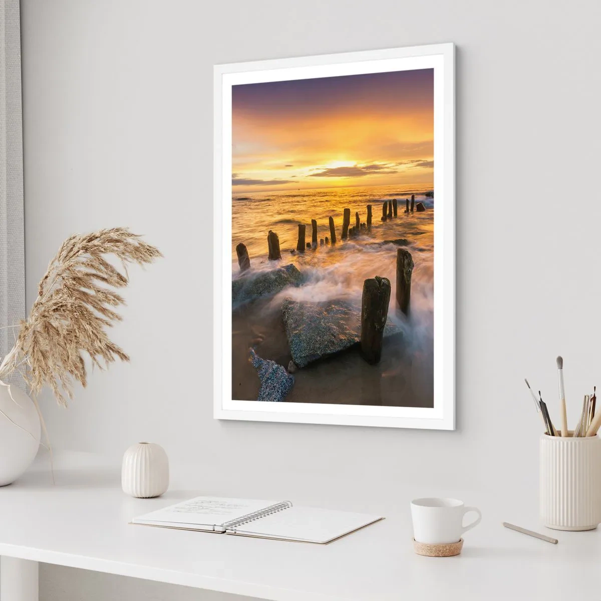 Poster in een witte lijst - De rauwe schoonheid van de Oostzee - 30x40 cm