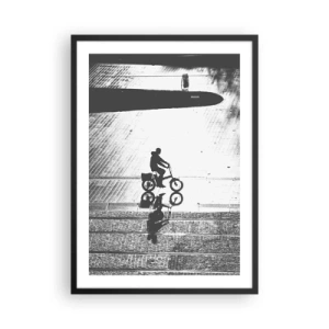 Poster in een zwarte lijst - Silhouet van een fietser met een weerspiegeling in een plas in zwart-witstijl - 50x70cm - Voor mij, door de stad - Moderne wanddecoratie voor woonkamer en slaapkamer ARTTOR