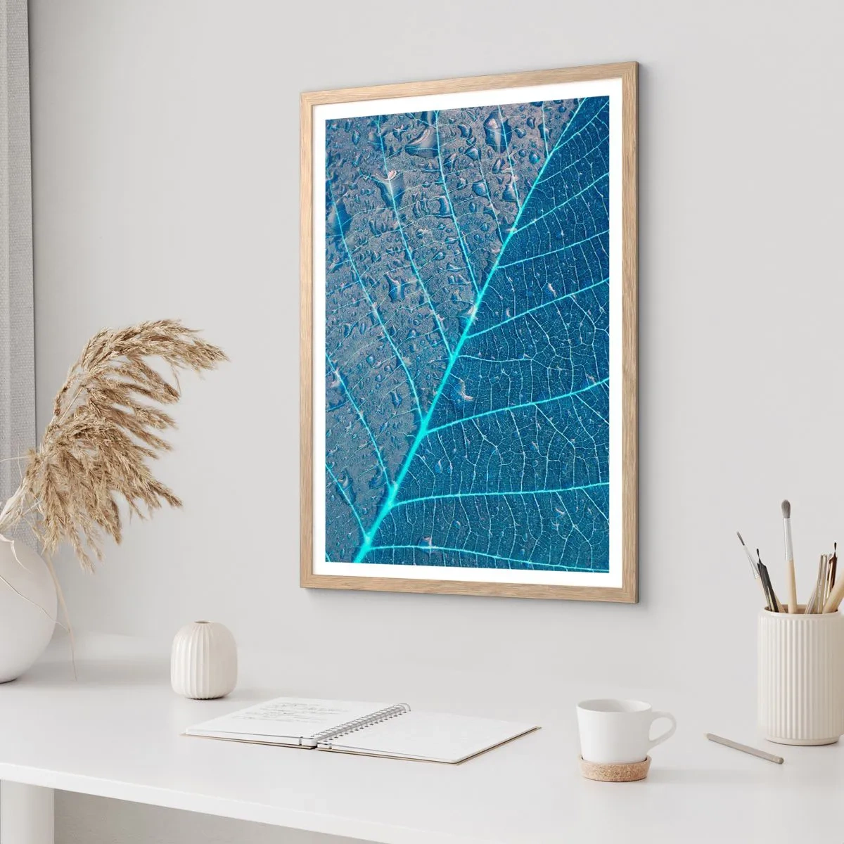 Een poster in een licht eiken lijst - Leven in blauw - 70x100 cm