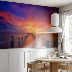 Fotobehang Standard Eco - Een houten steiger over het water bij zonsondergang met een kleurrijke lucht - 100x70cm - Zonder einde - Moderne wanddecoratie voor woonkamer en slaapkamer ARTTOR
