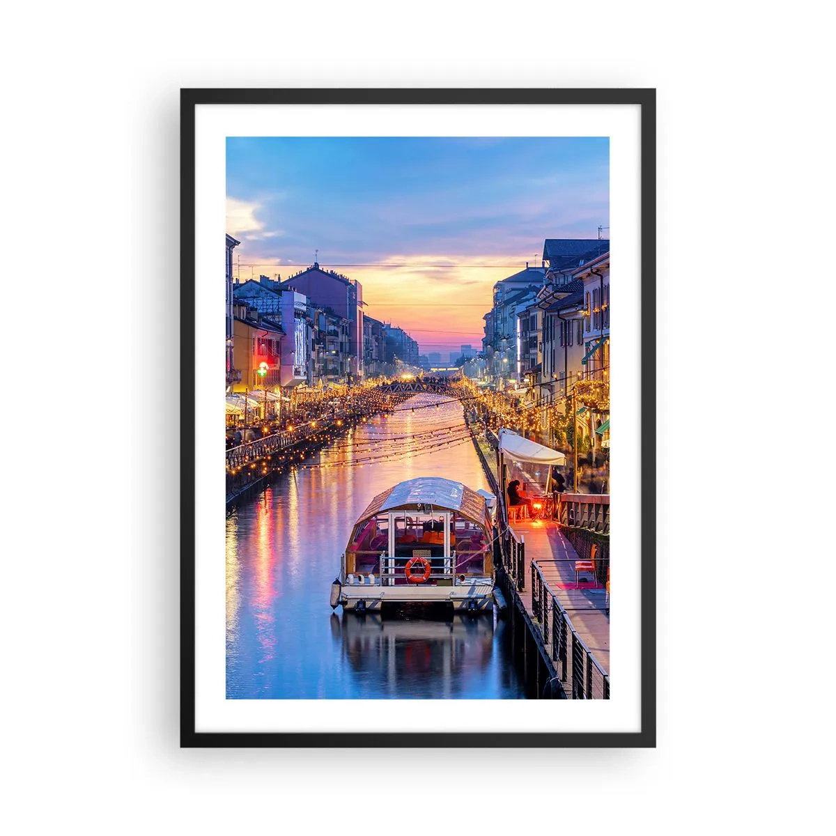 Poster in een zwarte lijst - Kanaal met boot en avondverlichting in een pastelkleurige zonsondergang - 50x70cm - Een avond vol licht en plezier - Moderne wanddecoratie voor woonkamer en slaapkamer ARTTOR
