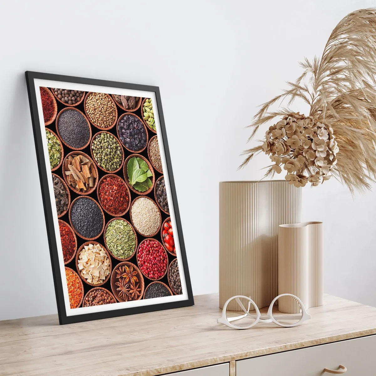 Poster in een zwarte lijst - Kleurrijke kruiden in kleine houten kommen - 50x70cm - Alle smaken van de wereld - Moderne wanddecoratie voor woonkamer en slaapkamer ARTTOR