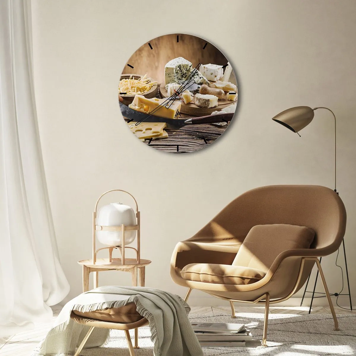 Wandklok - Klok - Een kaasplank met verschillende soorten kaas op een houten achtergrond - 30x30cm - Glimlach naar de kaas - Moderne wanddecoratie voor woonkamer, keuken en slaapkamer ARTTOR