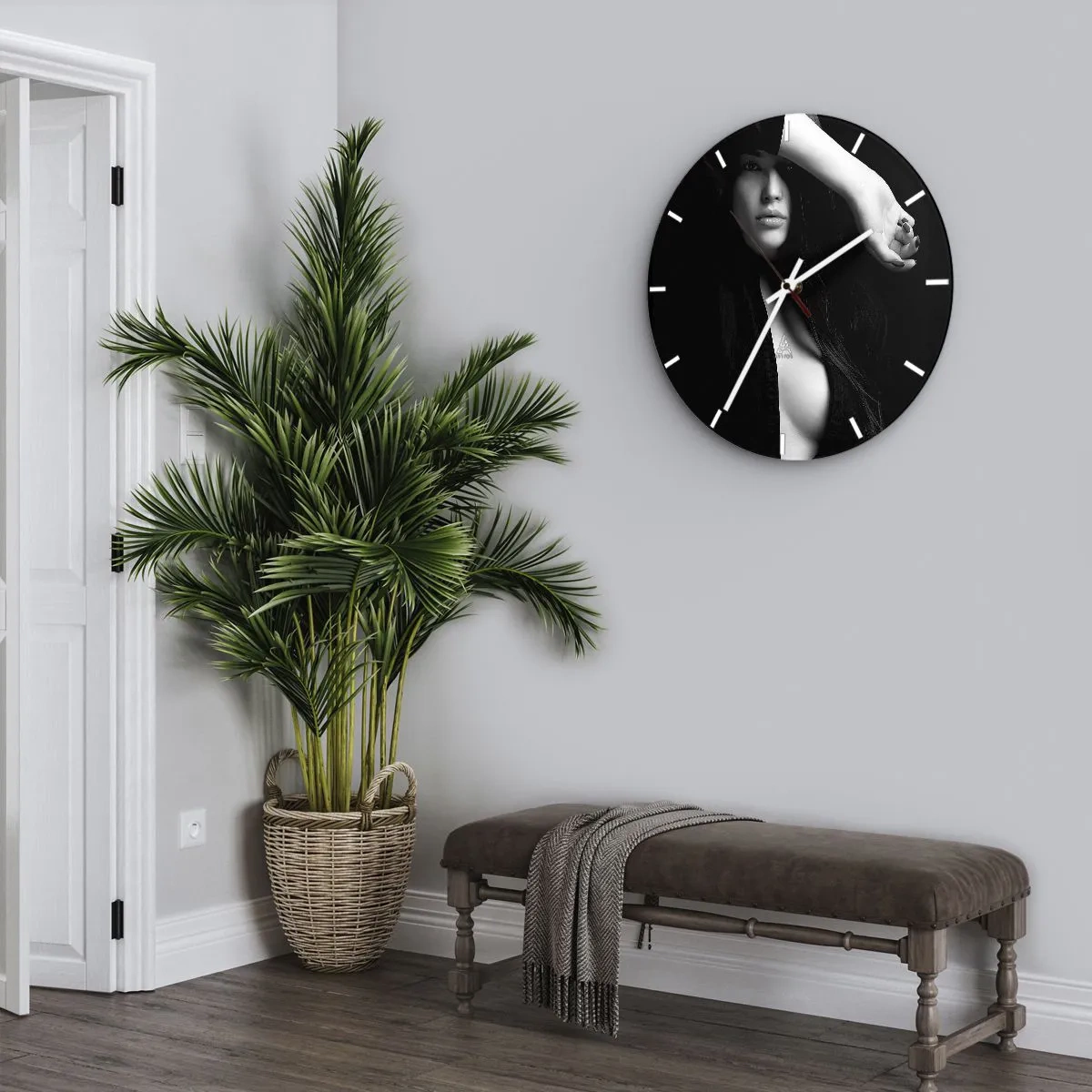Wandklok - Klok - Zwart-witportret van een vrouw met haar gezicht bedekt en één schouder ontbloot - 30x30cm - Verleidingsschool - Moderne wanddecoratie voor woonkamer, keuken en slaapkamer ARTTOR