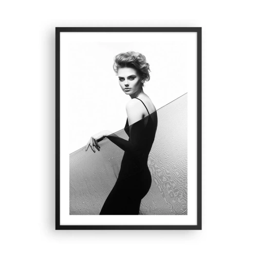 Poster in een zwarte lijst - Een vrouw in een zwarte jurk tegen een woestijnlandschap - 50x70cm - Magnetische blik - Moderne wanddecoratie voor woonkamer en slaapkamer ARTTOR
