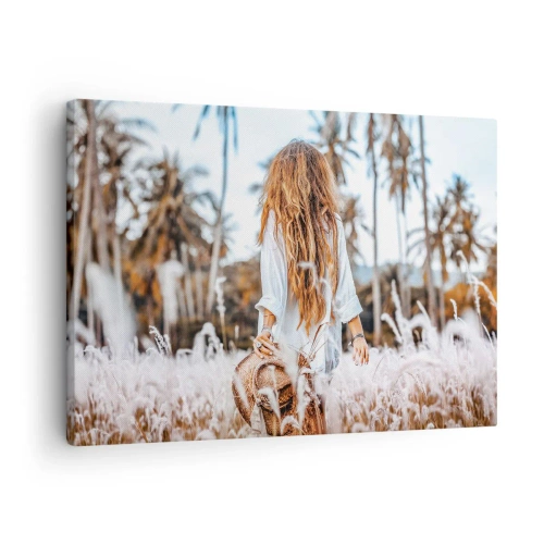Schilderen op canvas - Een vrouw in een grasveld met palmbomen op de achtergrond bij zonsondergang - 70x50cm - Geboren uit graspluis - Moderne wanddecoratie voor woonkamer en slaapkamer ARTTOR