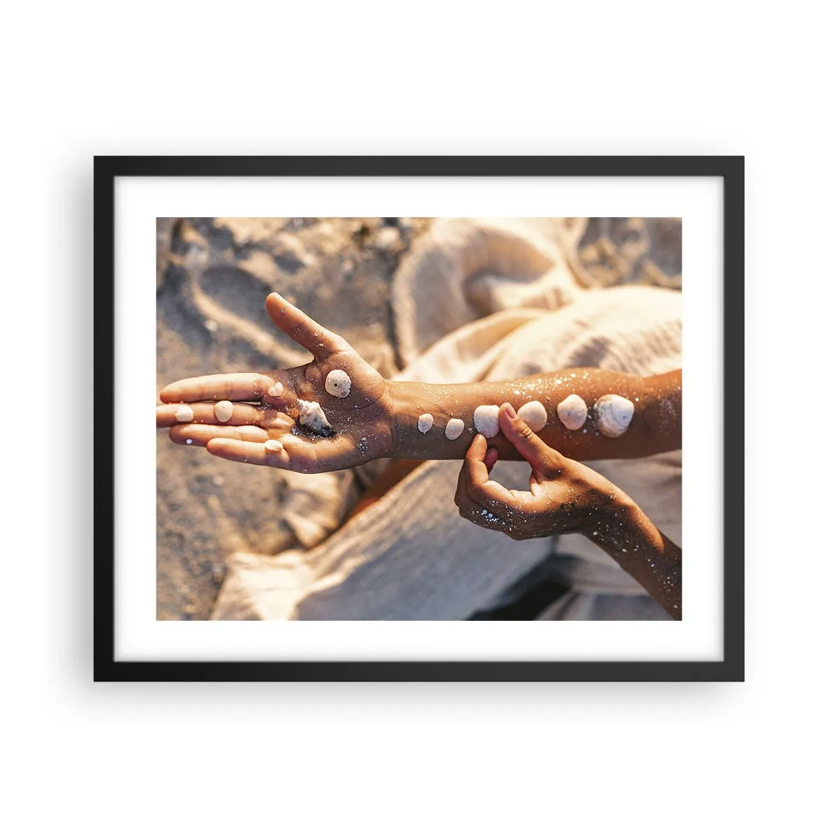 Poster in een zwarte lijst - Schoonheid binnen handbereik - 50x40 cm