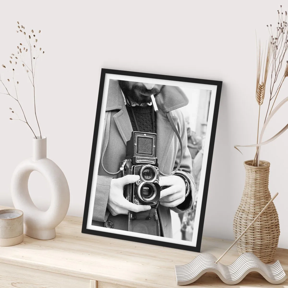Poster in een zwarte lijst - Zwart-witportret van een man met een analoge camera - 50x70cm - Retro stijl - Moderne wanddecoratie voor woonkamer en slaapkamer ARTTOR