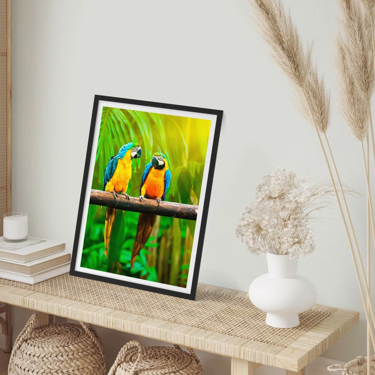 Poster in een zwarte lijst - Levendig gekleurde papegaaien in een tropische omgeving - 50x70cm - En heb je gehoord dat ze...? - Moderne wanddecoratie voor woonkamer en slaapkamer ARTTOR