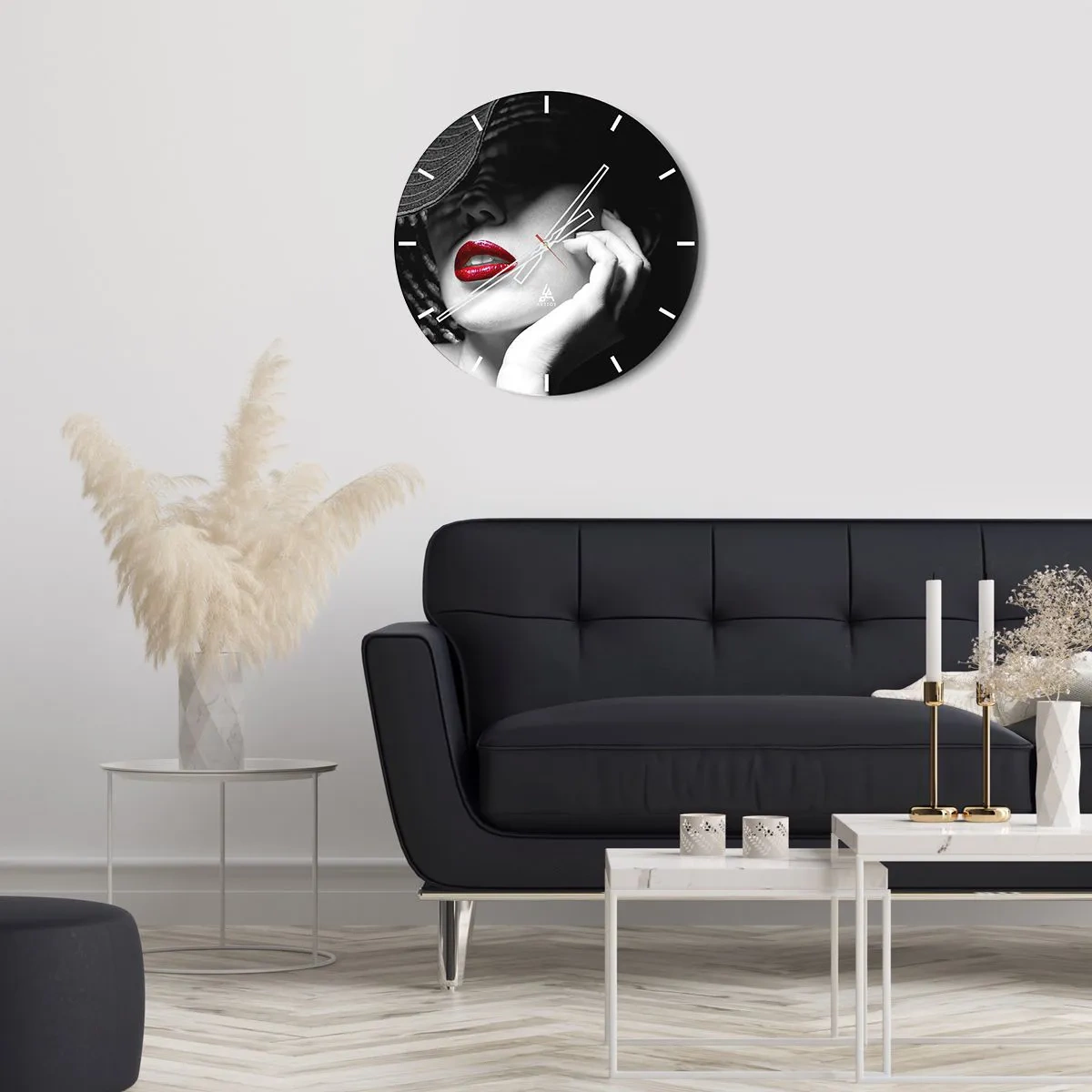 Wandklok - Klok - Zwart-witportret van een vrouw met rode lippen - 30x30cm - Een studie in scharlaken - Moderne wanddecoratie voor woonkamer, keuken en slaapkamer ARTTOR