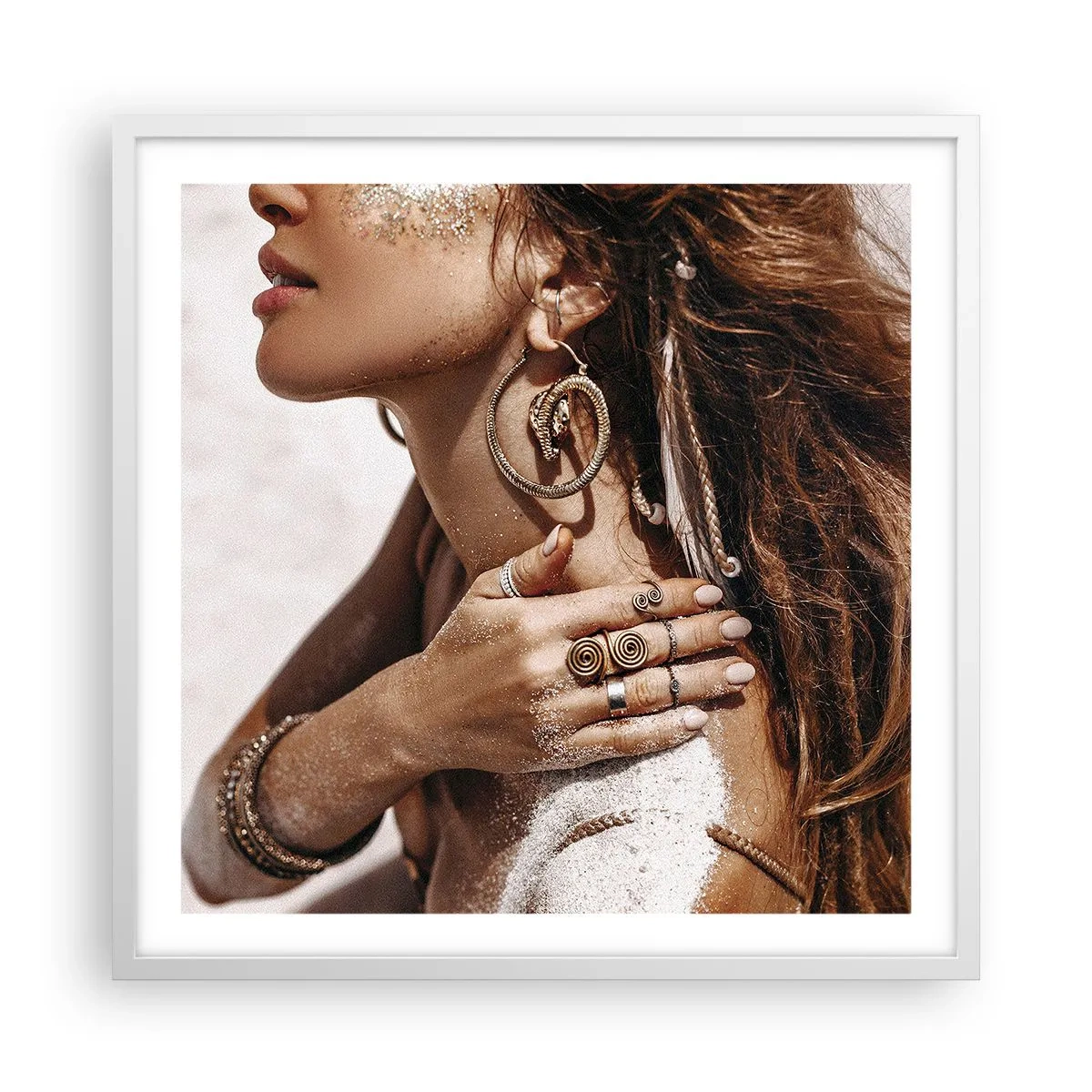 Poster in een witte lijst - Koningin van het wilde strand - 60x60 cm