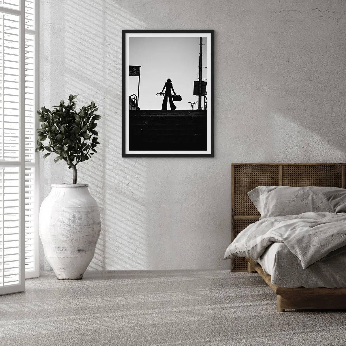 Poster in een zwarte lijst - Silhouet van een vrouw met een koffer tegen de achtergrond van de ondergaande zon - 50x70cm - Stedelijk dwalen - Moderne wanddecoratie voor woonkamer en slaapkamer ARTTOR