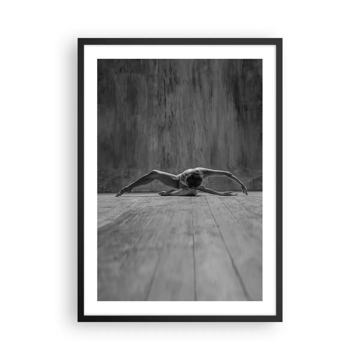 Poster in een zwarte lijst - Een danseres in een artistieke pose op een houten podium - 50x70cm - Symmetrie gevonden - Moderne wanddecoratie voor woonkamer en slaapkamer ARTTOR