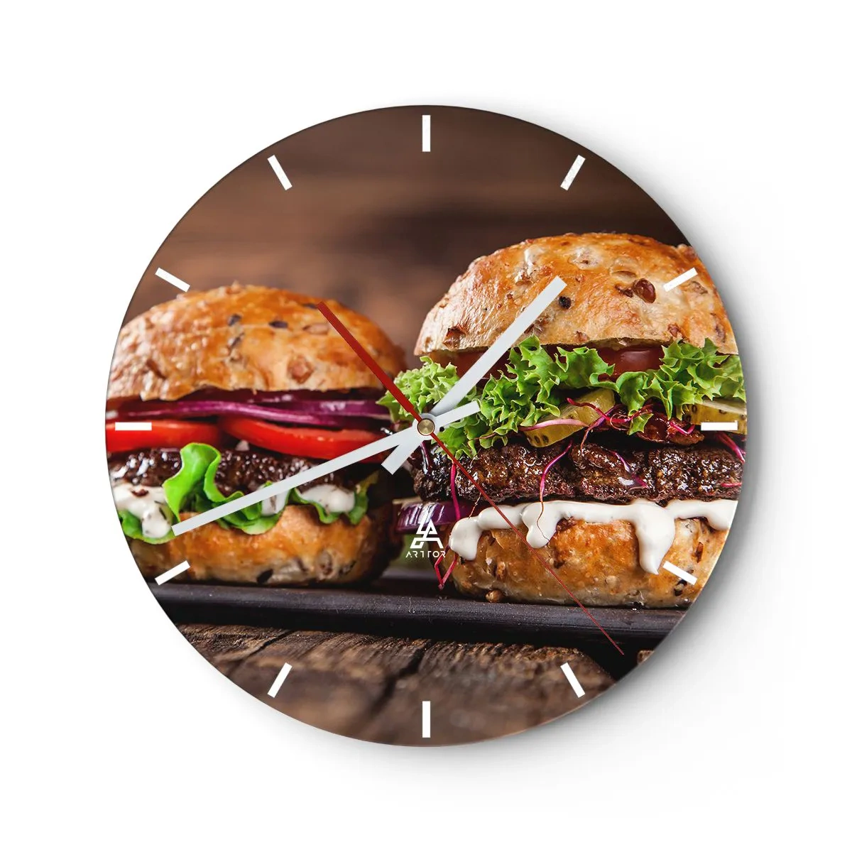 Wandklok - Klok - Smakelijke hamburgers op een houten achtergrond - 30x30cm - Amerikaanse droom - Moderne wanddecoratie voor woonkamer, keuken en slaapkamer ARTTOR