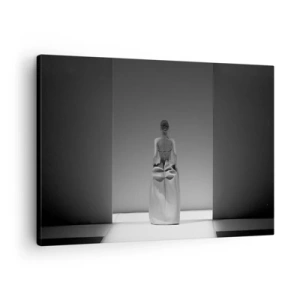 Schilderen op canvas - Een zwart-wit schilderij met een minimalistische scène van een vrouw in een geometrische ruimte. - 70x50cm - Verfijnde eenvoud - Moderne wanddecoratie voor woonkamer en slaapkamer ARTTOR