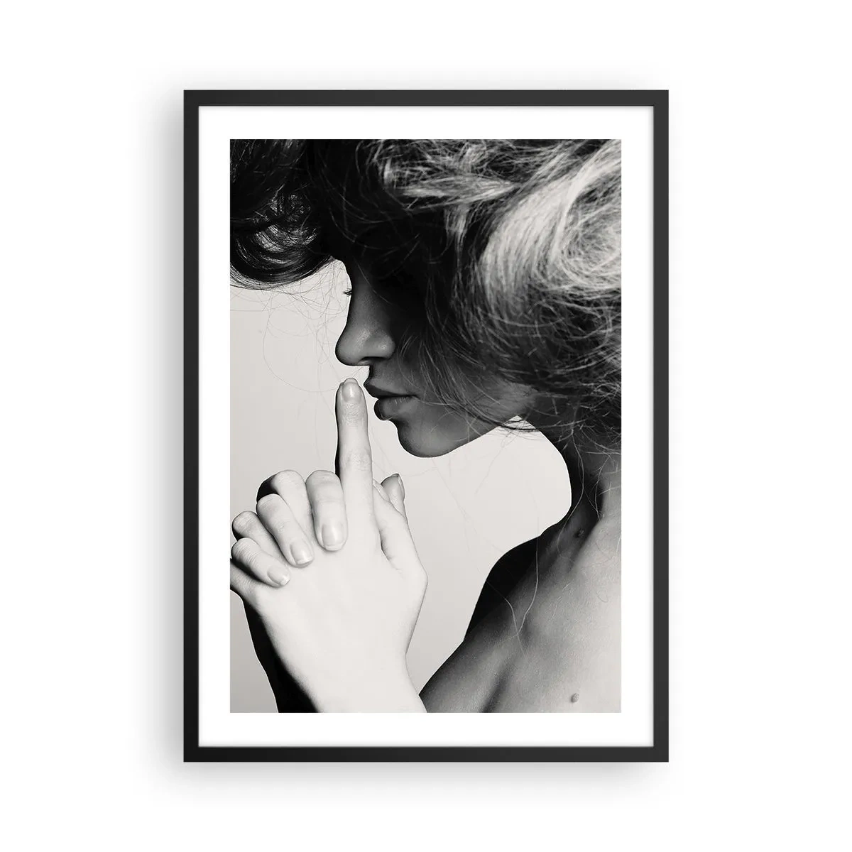 Poster in een zwarte lijst - Portret van een vrouw die een gebaar van stilte maakt - 50x70cm - Luisteren naar zichzelf - Moderne wanddecoratie voor woonkamer en slaapkamer ARTTOR