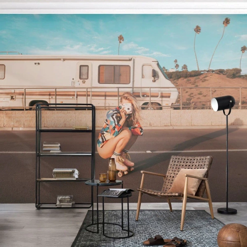 Fotobehang Premium Sand - Lach alsjeblieft! - Landschap, Kampeerder, Vrouw - 200x140 cm