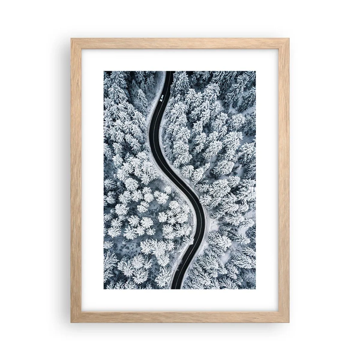 Een poster in een licht eiken lijst - Door het winterbos - 30x40 cm