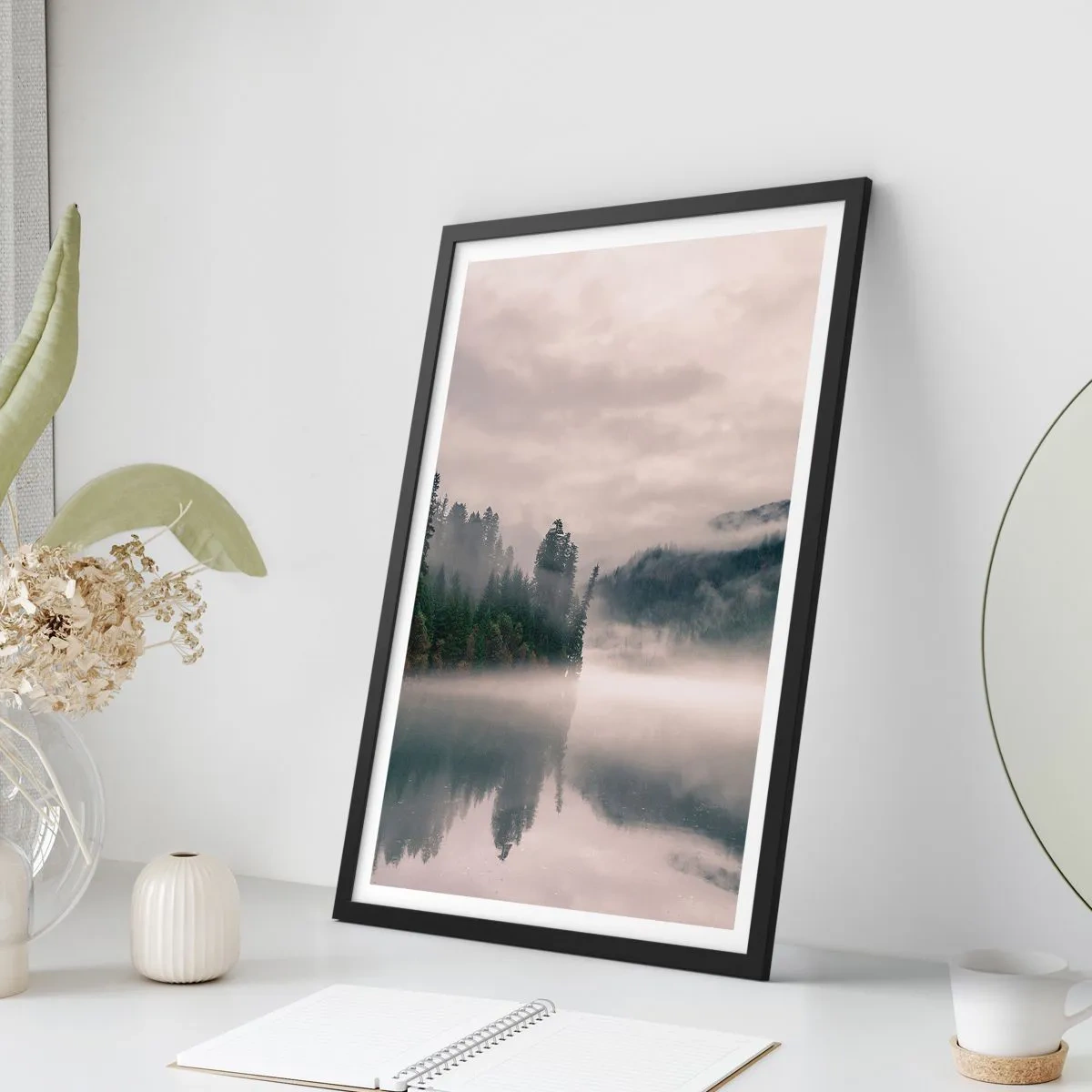 Poster in een zwarte lijst - Een mistig bos weerspiegeld in het kalme oppervlak van het meer - 50x70cm - In reflectie, in de mist - Moderne wanddecoratie voor woonkamer en slaapkamer ARTTOR