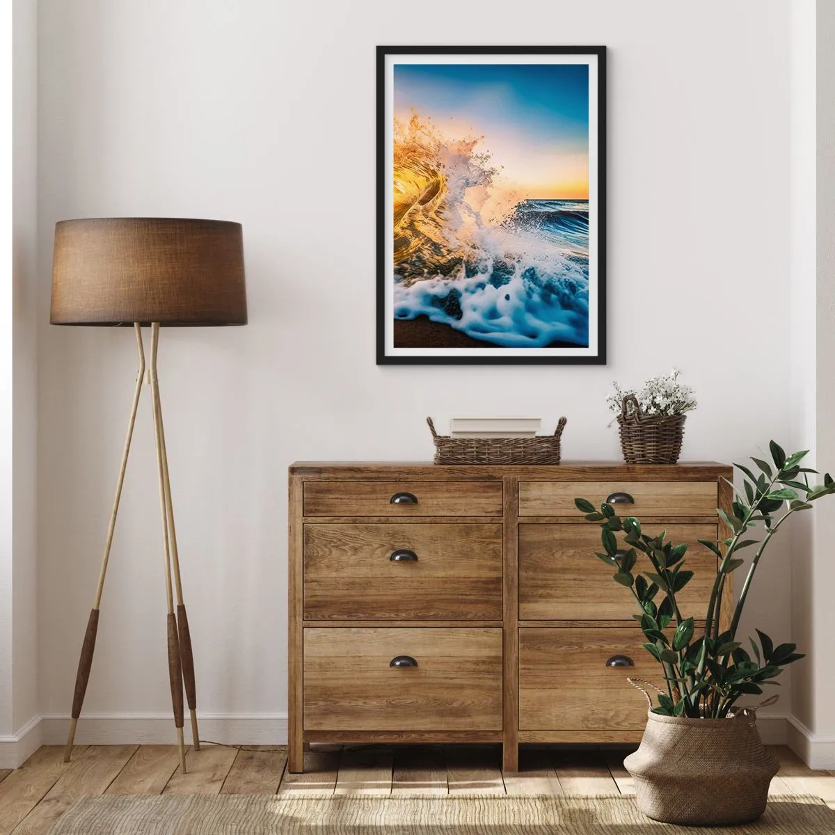 Poster in een zwarte lijst - Een dynamische zeegolf die bij zonsondergang op de kust beukt - 50x70cm - Plezier in het zand - Moderne wanddecoratie voor woonkamer en slaapkamer ARTTOR