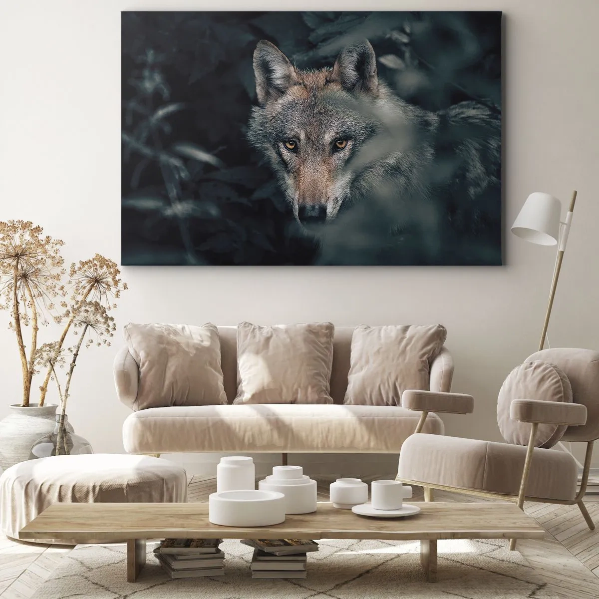 Schilderen op canvas - Een wolf in zijn natuurlijke omgeving, kijkend vanuit de diepte van het bos. - 70x50cm - Jager - Moderne wanddecoratie voor woonkamer en slaapkamer ARTTOR