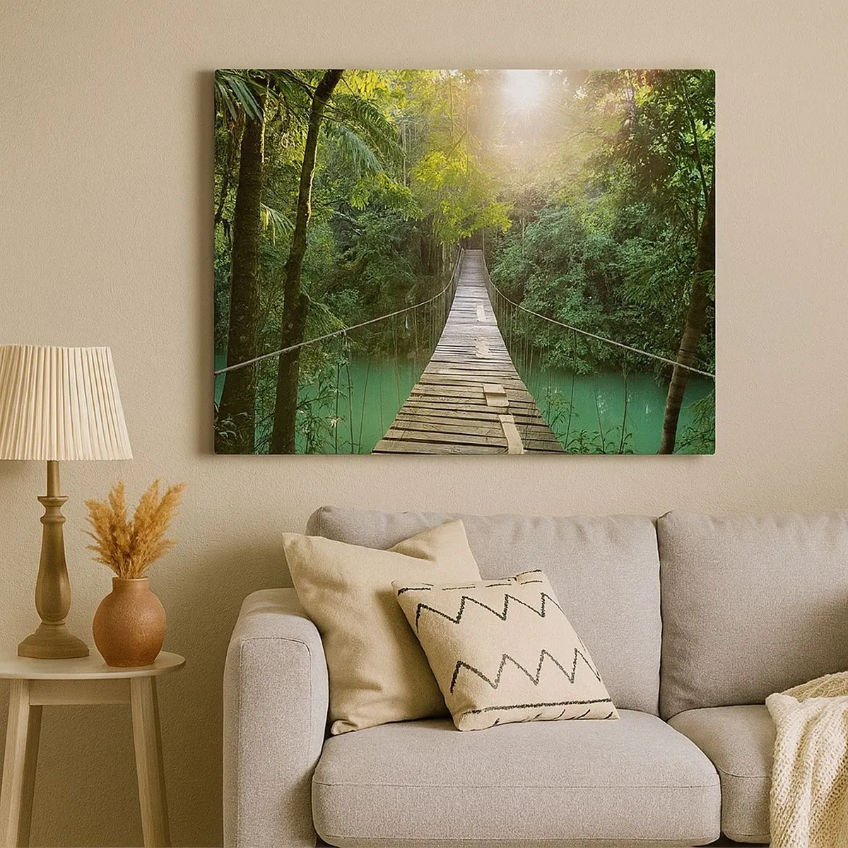 Schilderen op canvas - Een hangbrug in een tropisch woud, verlicht door zonlicht. - 70x50cm - Over het azuurblauwe water naar het azuurblauwe woud - Moderne wanddecoratie voor woonkamer en slaapkamer ARTTOR