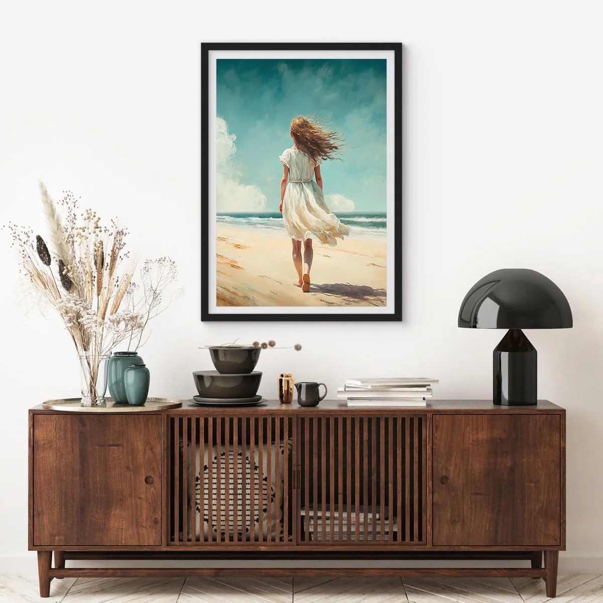 Poster in een zwarte lijst - Een vrouw in een witte jurk loopt op het strand aan de zee - 50x70cm - Om de zon en de wind te ontmoeten - Moderne wanddecoratie voor woonkamer en slaapkamer ARTTOR