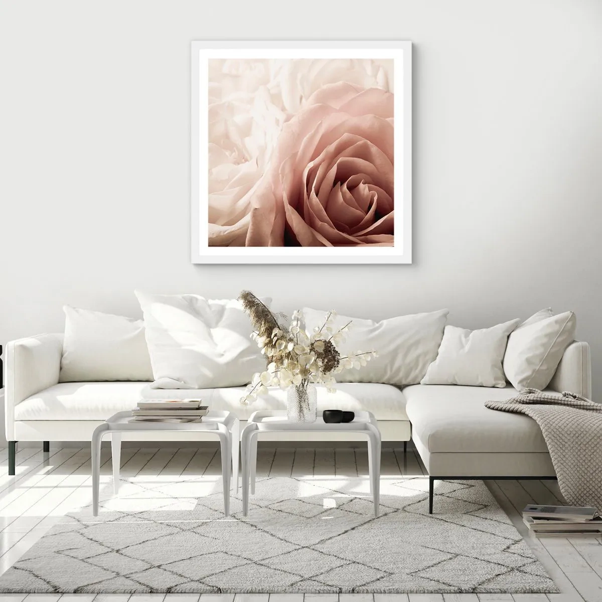Poster in een witte lijst - In het hart van een roos - 60x60 cm