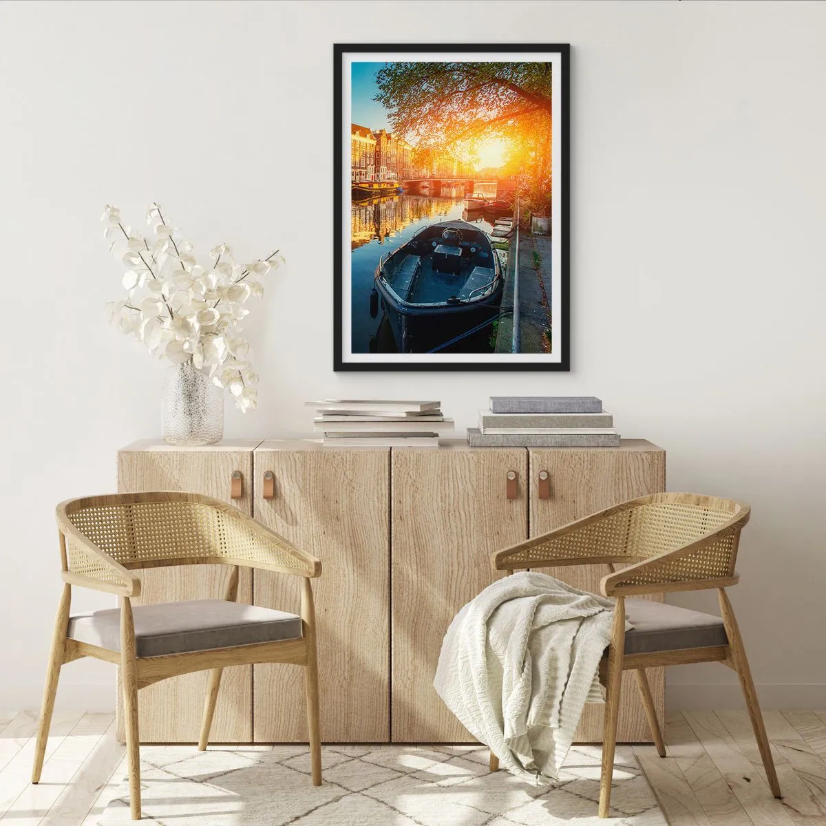 Poster in een zwarte lijst - Kanaal met boot bij zonsondergang - 50x70cm - Ochtend in Amsterdam - Moderne wanddecoratie voor woonkamer en slaapkamer ARTTOR