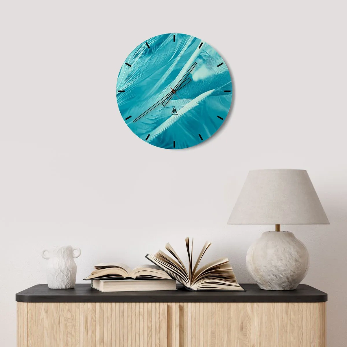 Wandklok - Klok - Blauwe veren in een delicate opname - 30x30cm - Verdrinken in pluisjes - Moderne wanddecoratie voor woonkamer, keuken en slaapkamer ARTTOR