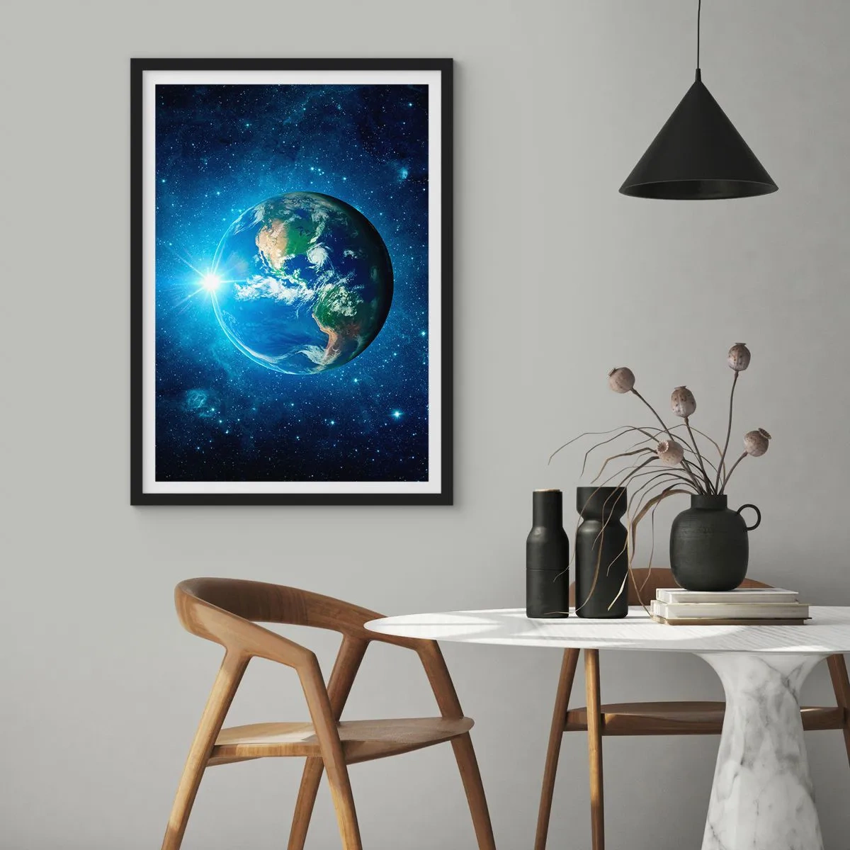 Poster in een zwarte lijst - Uitzicht op de aarde vanuit de ruimte tegen de achtergrond van sterren - 50x70cm - We zijn in de hemel - Moderne wanddecoratie voor woonkamer en slaapkamer ARTTOR