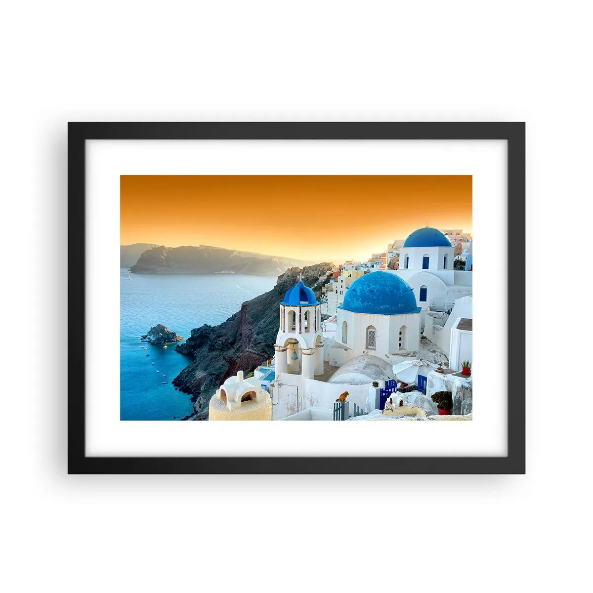 Poster in een zwarte lijst - Santorini - genesteld tegen de rotsen - 40x30 cm