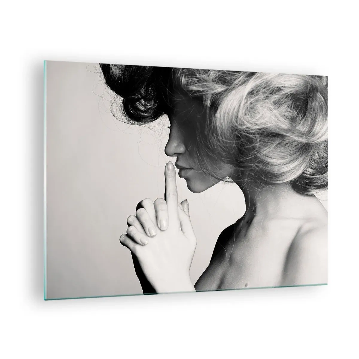 Schilderen op glas - Een vrouw op een zwart-witfoto die om stilte vraagt - 70x50cm - Luisteren naar zichzelf - Moderne wanddecoratie voor woonkamer en slaapkamer ARTTOR