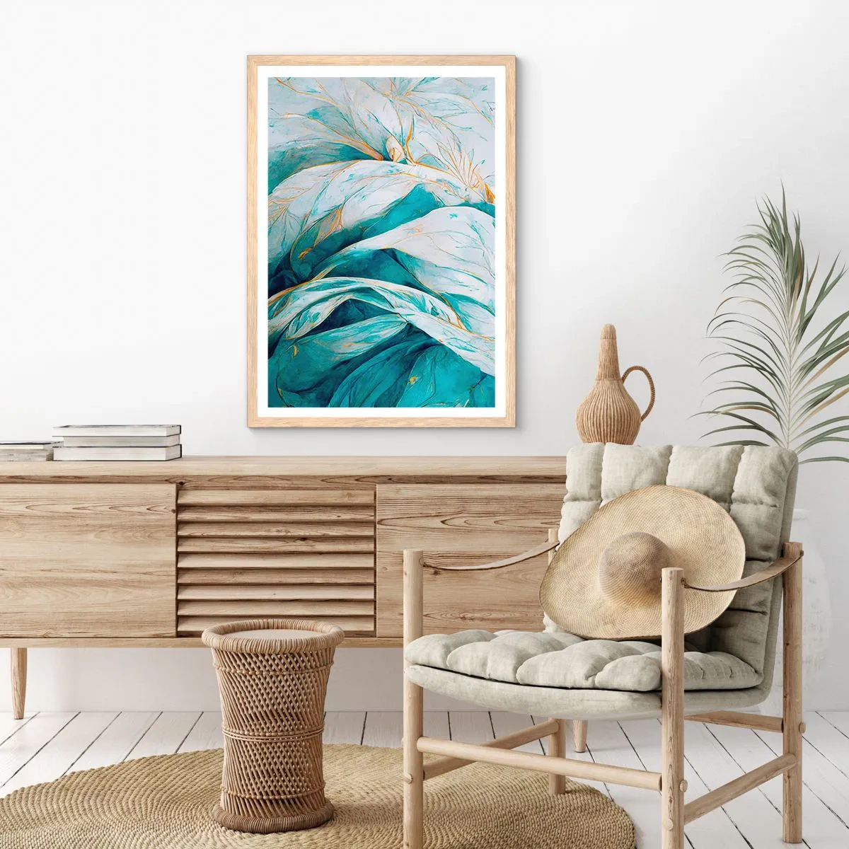 Een poster in een licht eiken lijst - Blauwe abstractie met een gouden motief - 70x100 cm