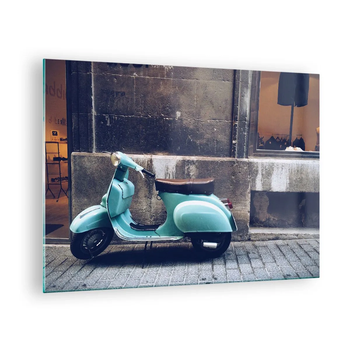 Schilderen op glas - Een blauwe scooter tegen de muur van een gebouw - 70x50cm - Onvergetelijke sfeer - Moderne wanddecoratie voor woonkamer en slaapkamer ARTTOR