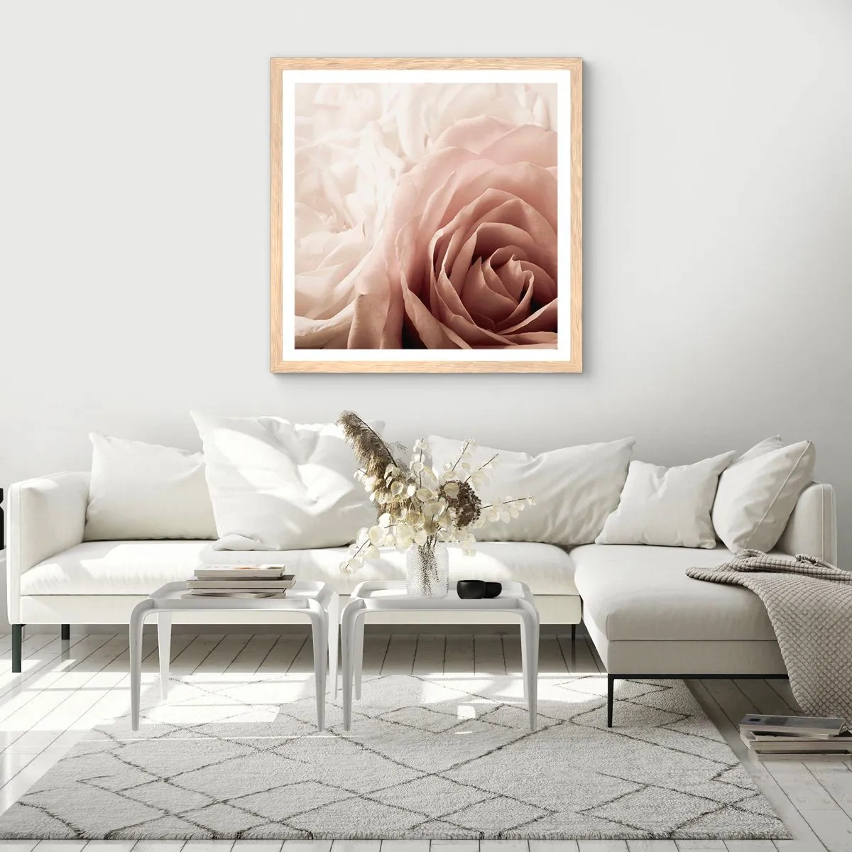 Een poster in een licht eiken lijst - In het hart van een roos - 60x60 cm